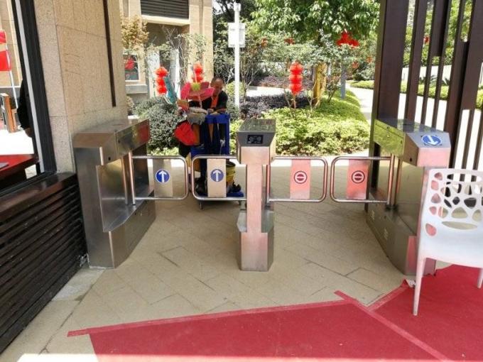 Motor sin escobillas de seguridad Puerta giratoria a prueba de agua con semáforo de alto brillo 8